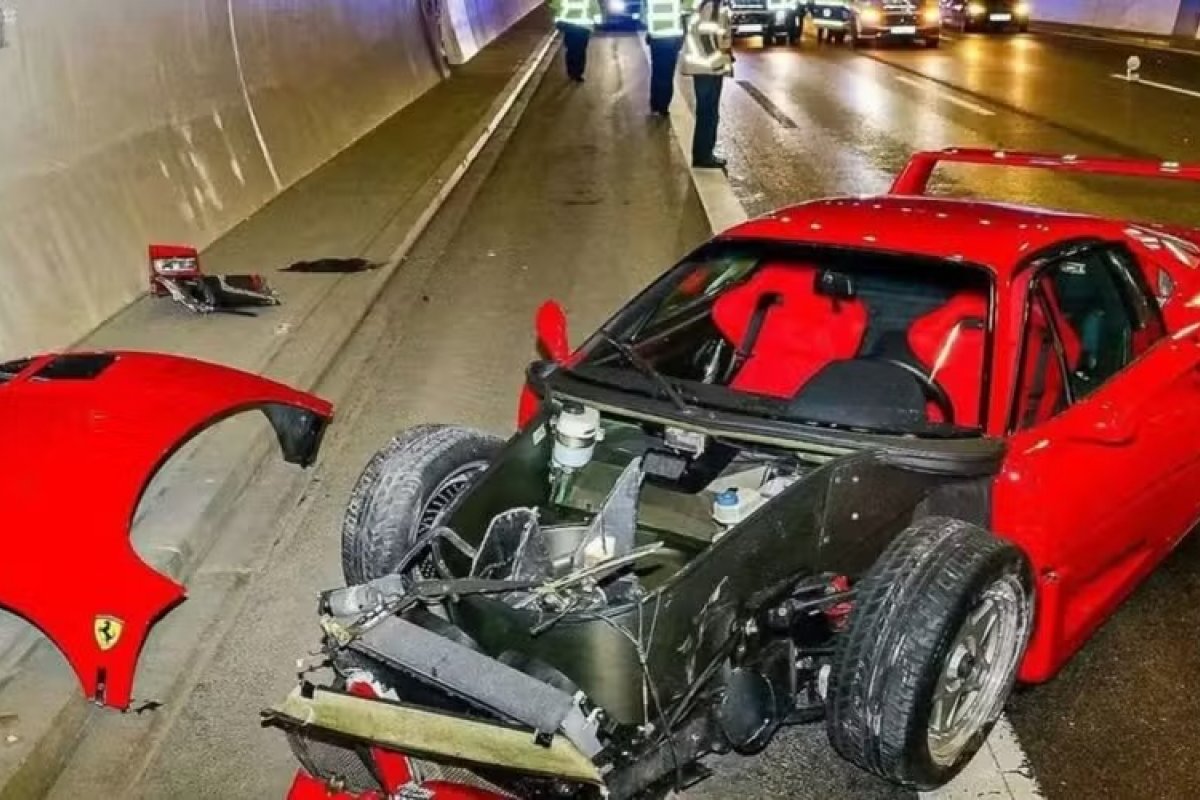 Vendedor de 24 anos destrói Ferrari rara de R$ 15 milhões em acidente na Alemanha 