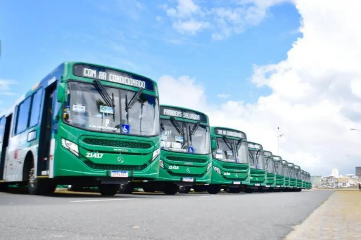 Após atraso na saída de garagem, ônibus voltam a circular em Salvador