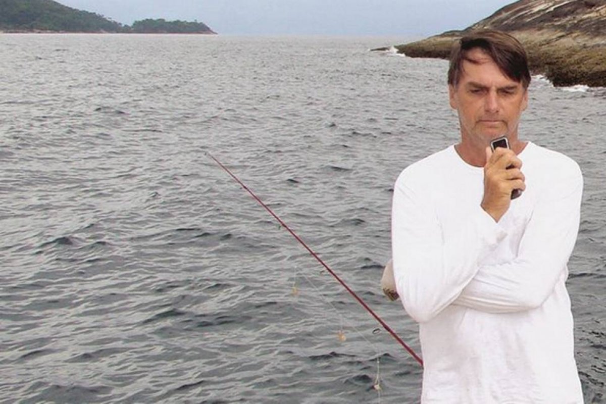 TRF-1 suspende multa do Ibama contra Bolsonaro por pescaria