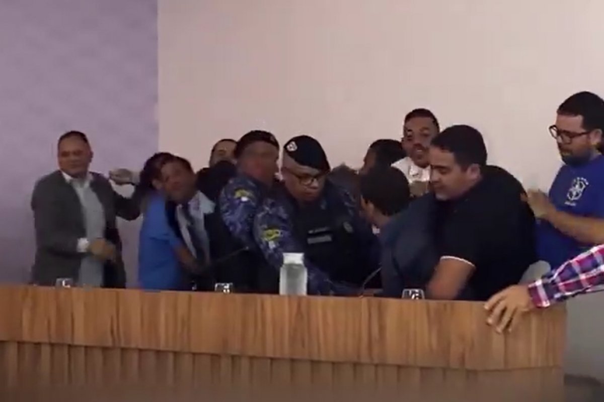 Vídeo: Vereadores brigam durante sessão em Pindobaçu