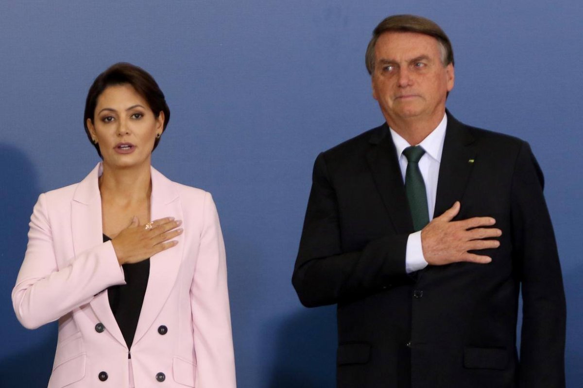 Aliados aconselham Bolsonaro a indicar Michelle à Presidência para pressionar Tarcísio 