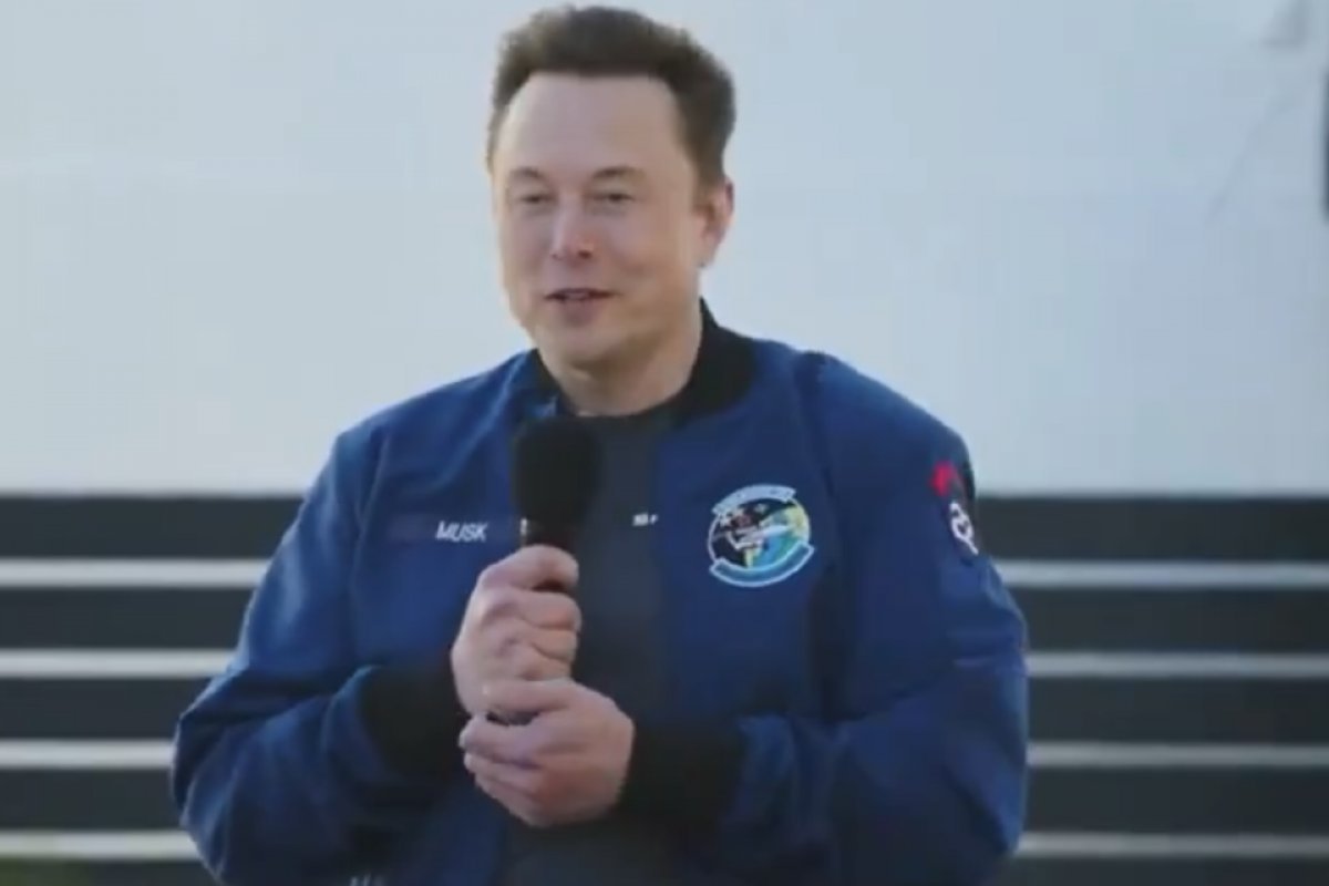 Musk chega a Pequim e diz que 'todos os carros serão elétricos no futuro'