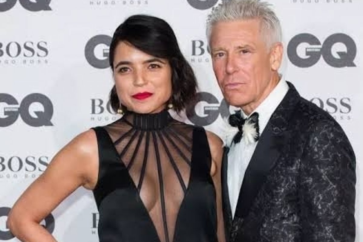 Após 11 anos de união, baixista do U2 se separa de advogada brasileira!