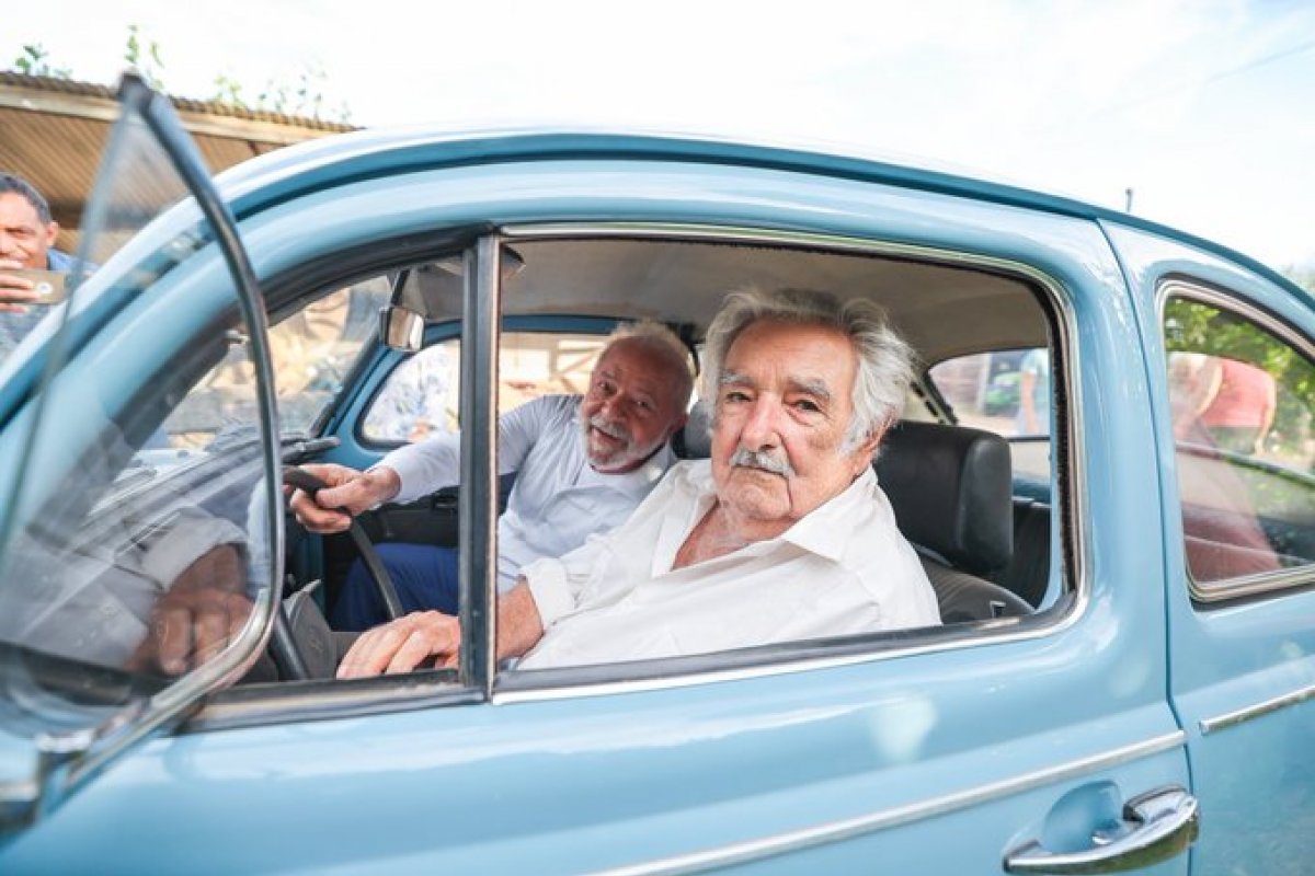 Lula se solidariza com Mujica após revelação de tumor no esôfago