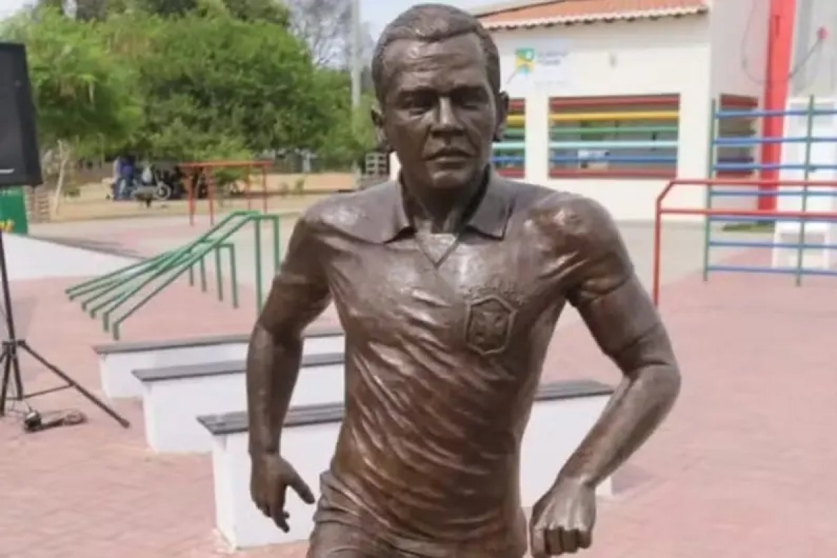 Prefeitura de Juazeiro retira estátua de Daniel Alves