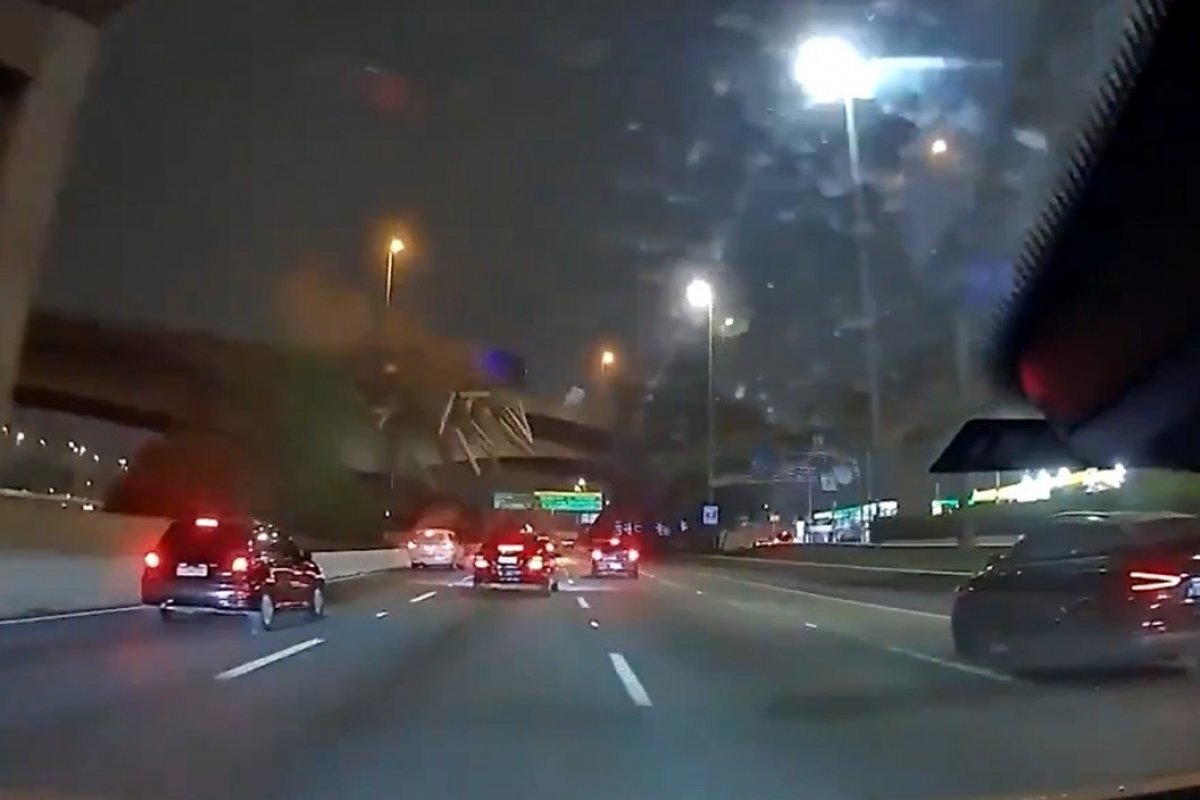 Vídeo: Caminhão bate em viaduto e carga cai sobre carros na Marginal Tietê