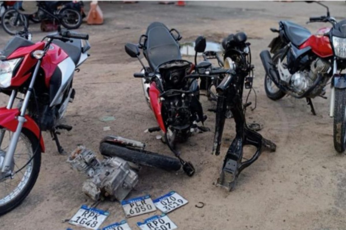 Operação localiza desmanche e prende dois homens com motos roubadas