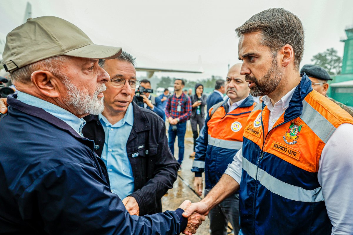 Lula e comitiva chegam a Santa Maria após três dias de temporais no RS