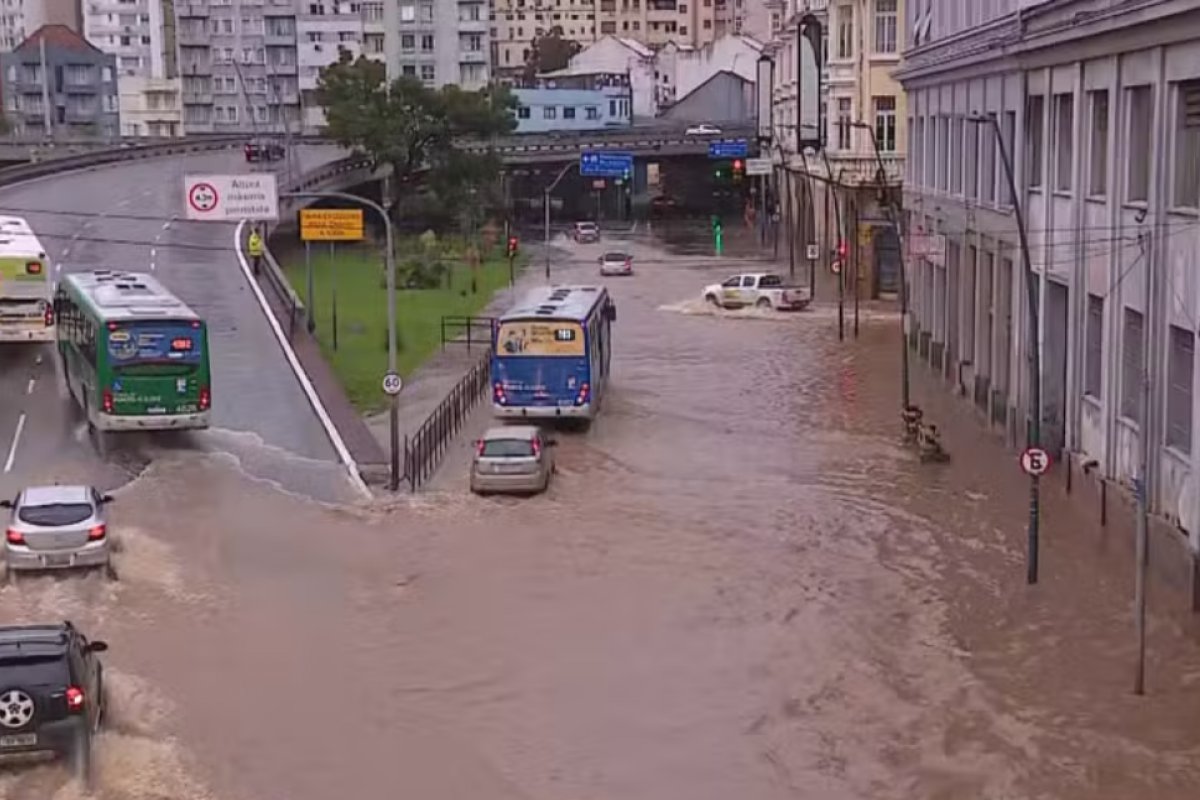Guaíba tem alerta de inundação extrema e portão 14 rompe em Porto Alegre