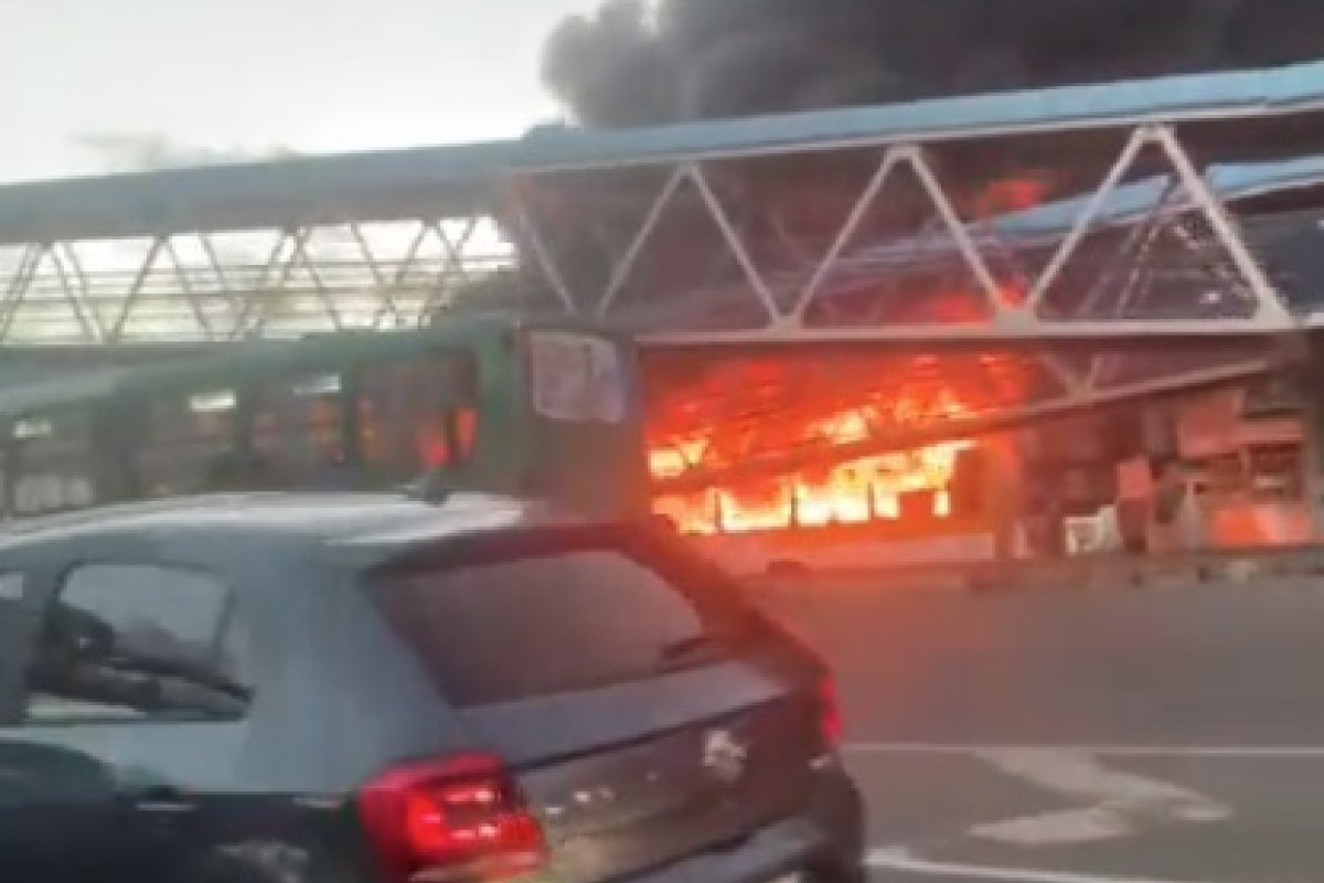Vídeo: Ônibus pega fogo em ponto na região Pernambués, em Salvador