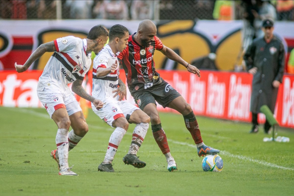 Com um a menos, Vitória perde para o São Paulo e segue sem conseguir vencer no Brasileirão 
