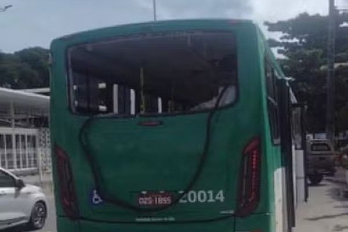 Ônibus com torcedores do Vitória é atingido por bomba em Salvador