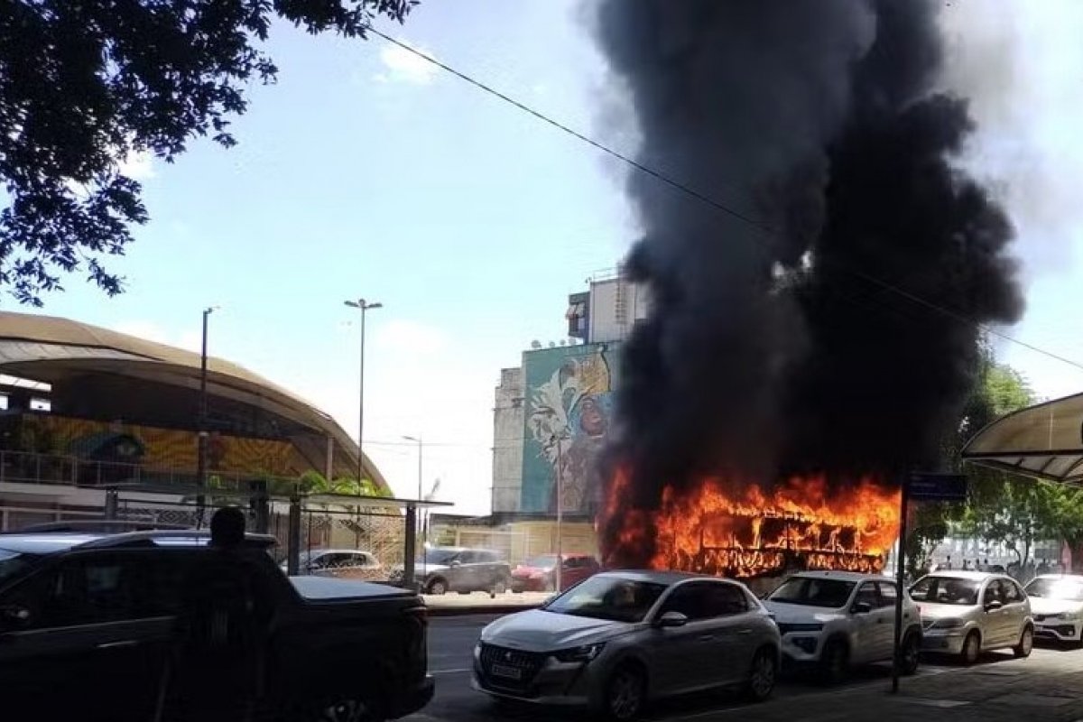 Ônibus pega fogo e fica destruído após pane elétrica no centro de Salvador 