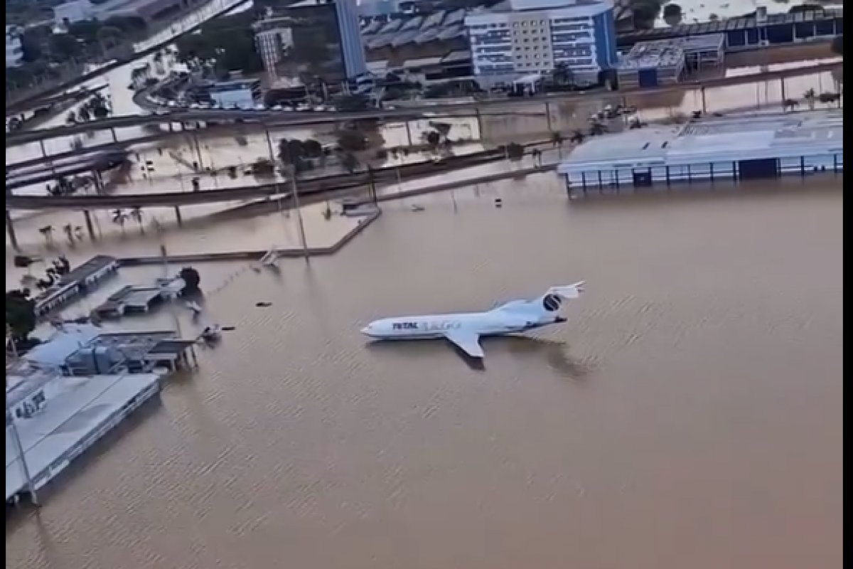 Vídeo: Aeroporto de Porto Alegre suspende voos até o final do mês por causa das chuvas 