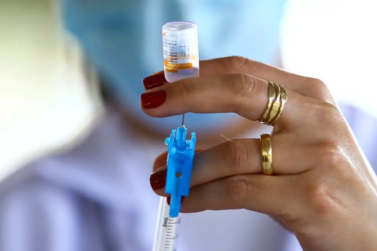 Covid-19: depois de denúncias de coágulos, AstraZeneca encerra produção e distribuição da vacina