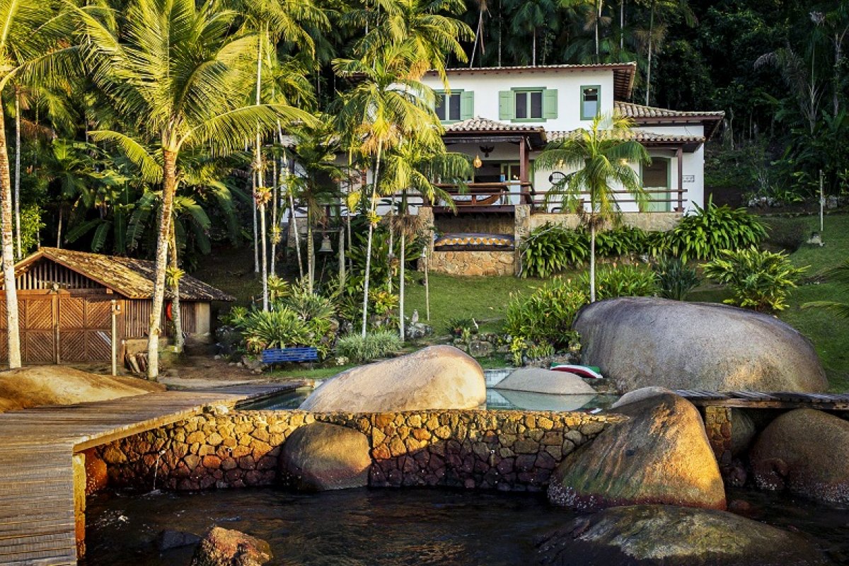Férias de julho: casas de praia em Paraty são ideais para relaxar em meio à natureza! 