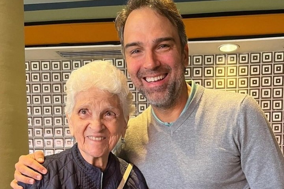Tadeu Schmidt comemora aniversário de 90 anos da mãe! 