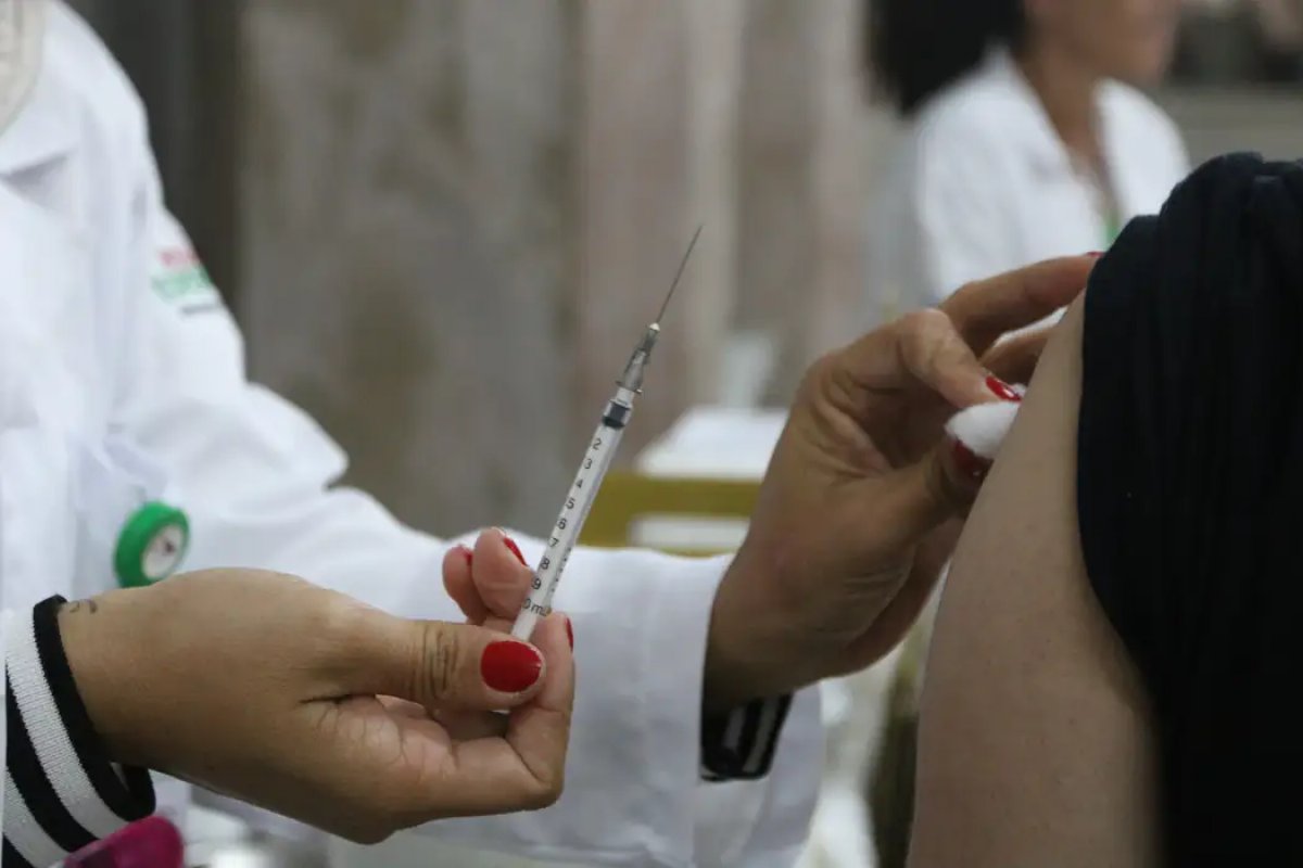 Ministério envia a 12 estados doses da nova vacina contra covid-19
