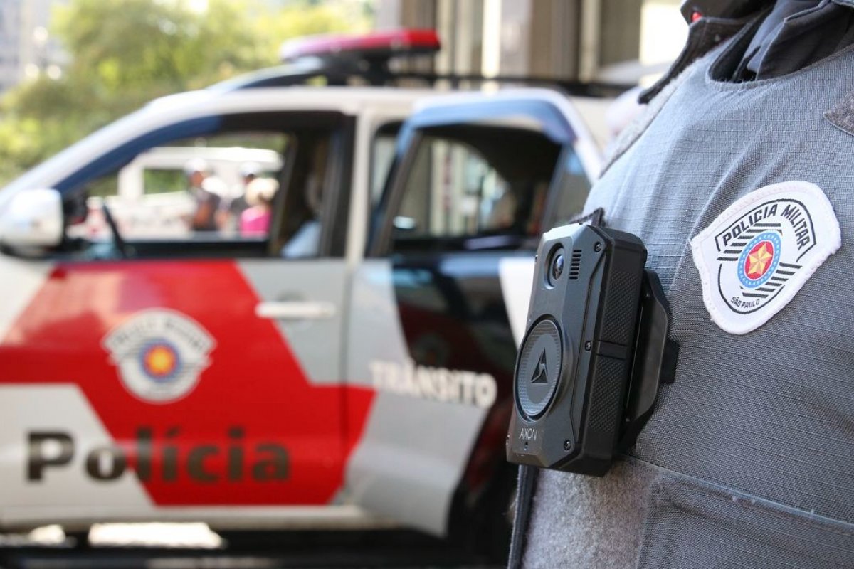 Dupla é morta a tiros após tentar pular muro de cadeia com celulares 