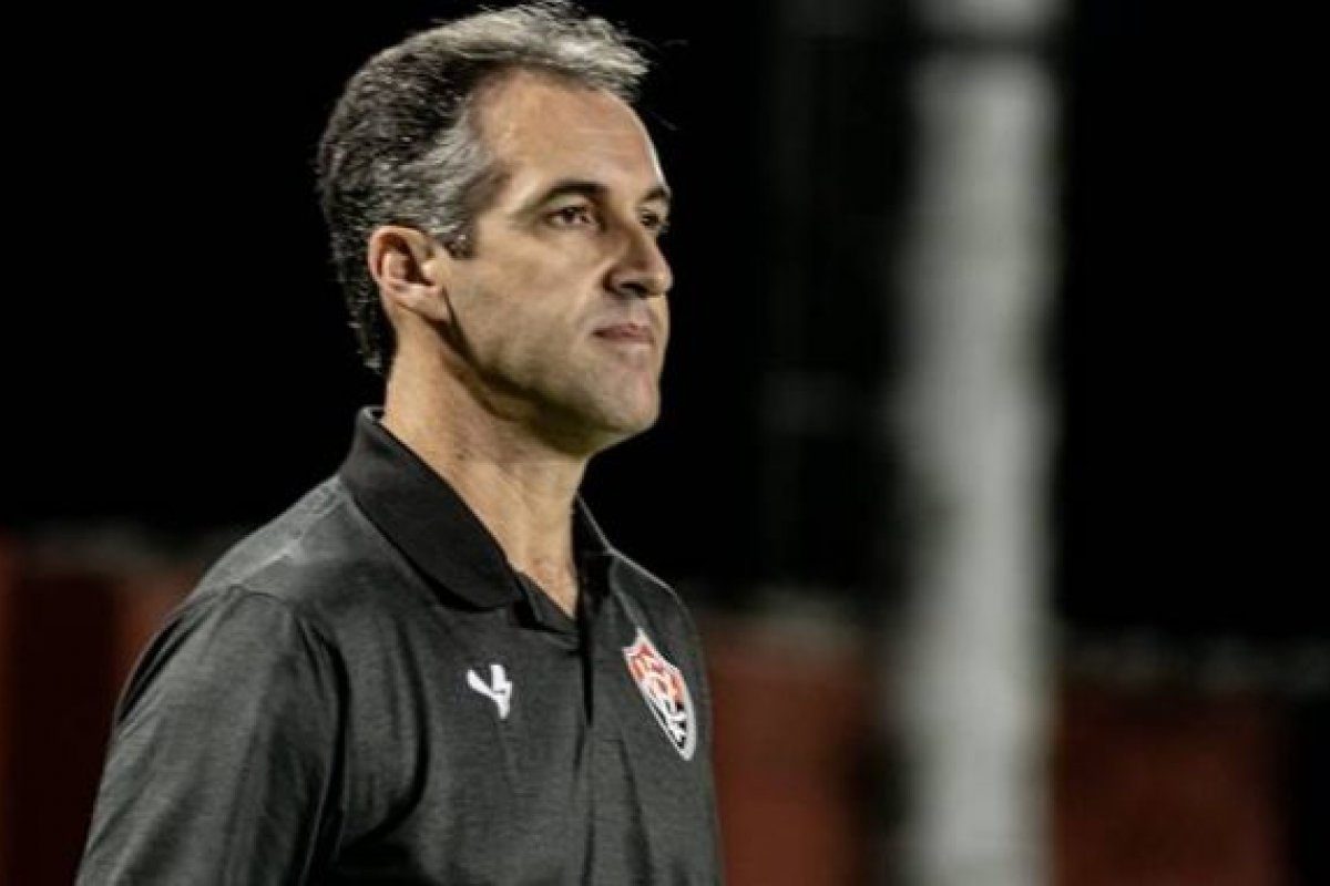 Após sequência de derrotas, Léo Condé é demitido do Vitória