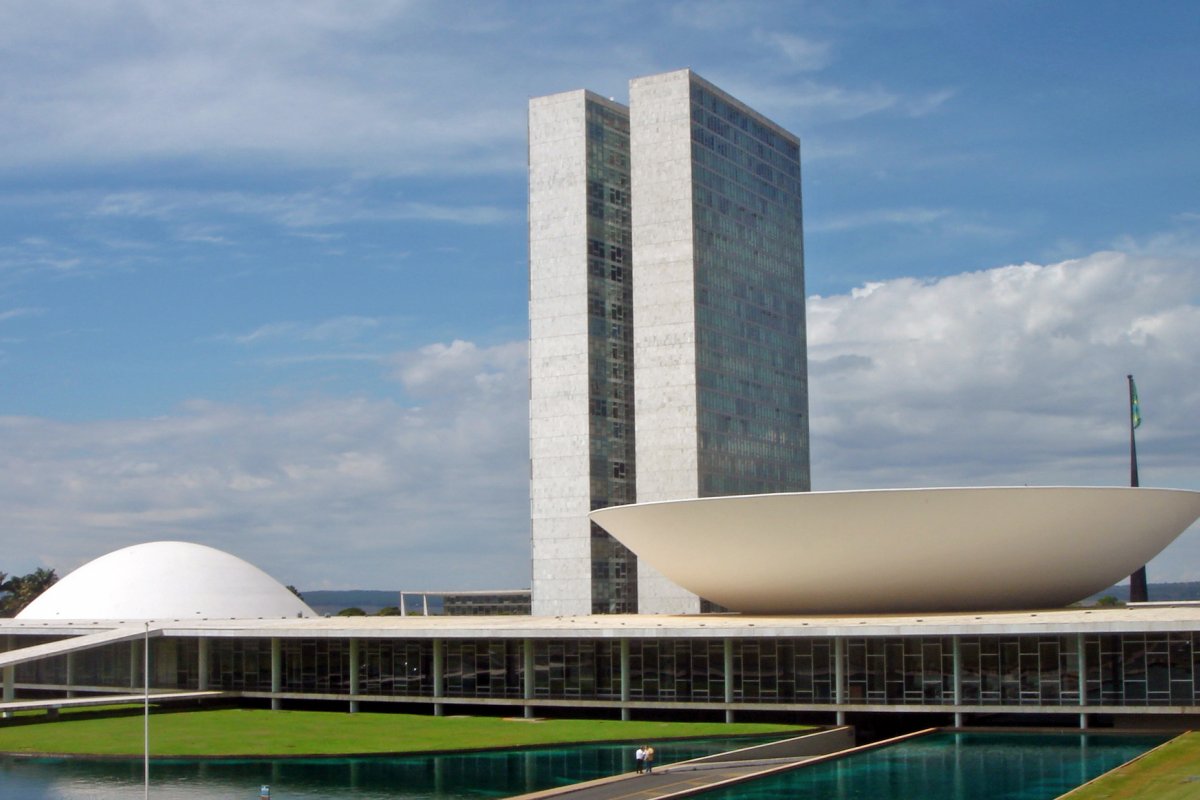 Filhas solteiras de ex-parlamentares recebem pensões de até R$ 30 mil pagas pelo Congresso