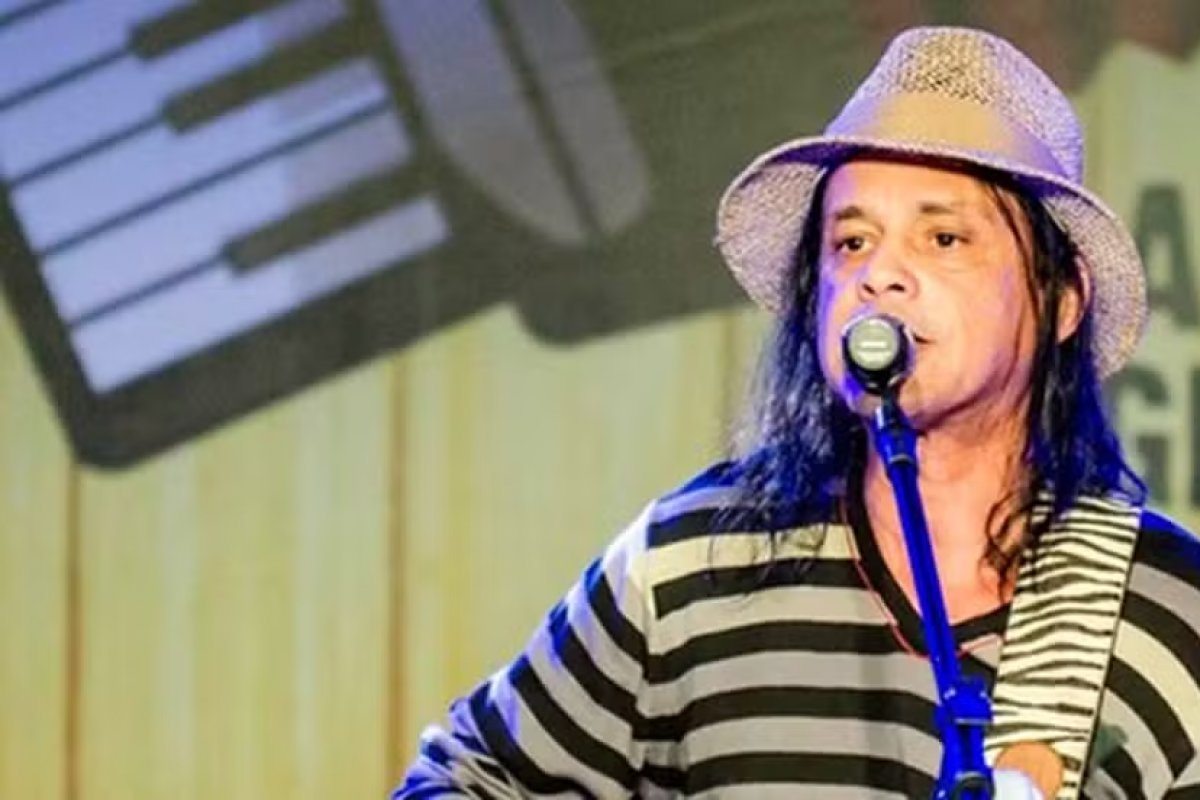 Primeiro vocalista da banda Chiclete com Banana morre aos 64 anos 