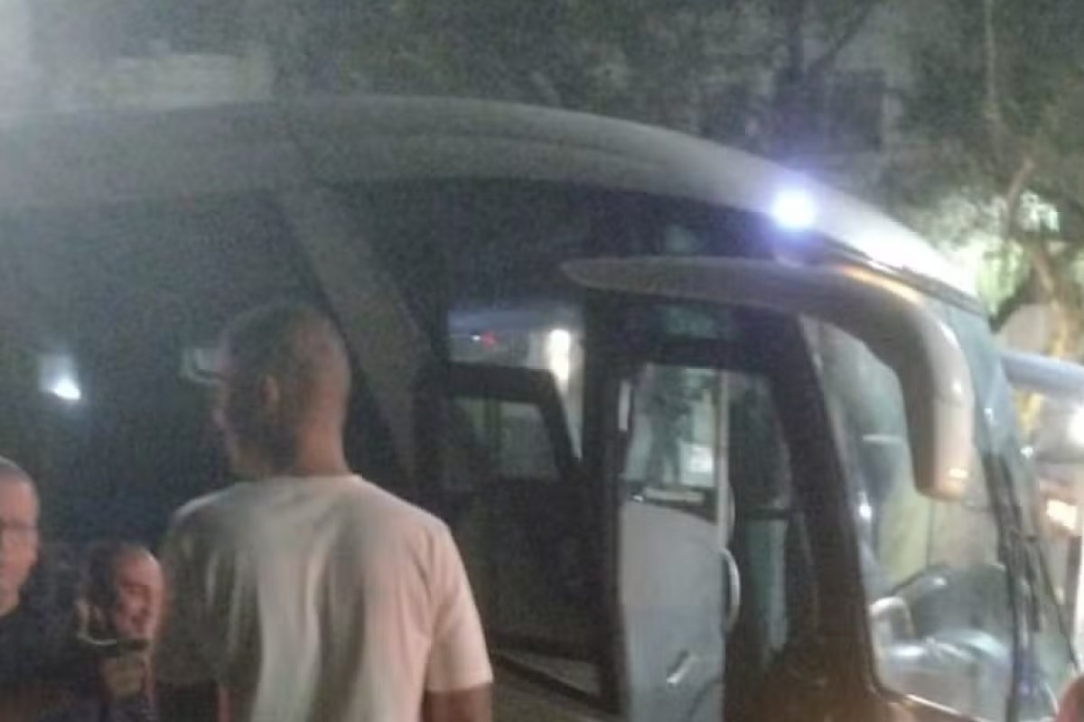 Ônibus que transportava 28 PMs é abordada por bandidos em tentativa de assalto no Rio de Janeiro 