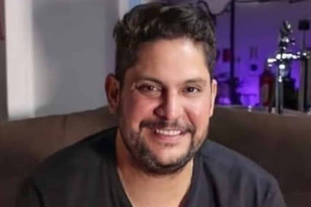 Veja vídeo: Jorge, dupla de Mateus, para show após um fã arremessar o celular contra ele! 