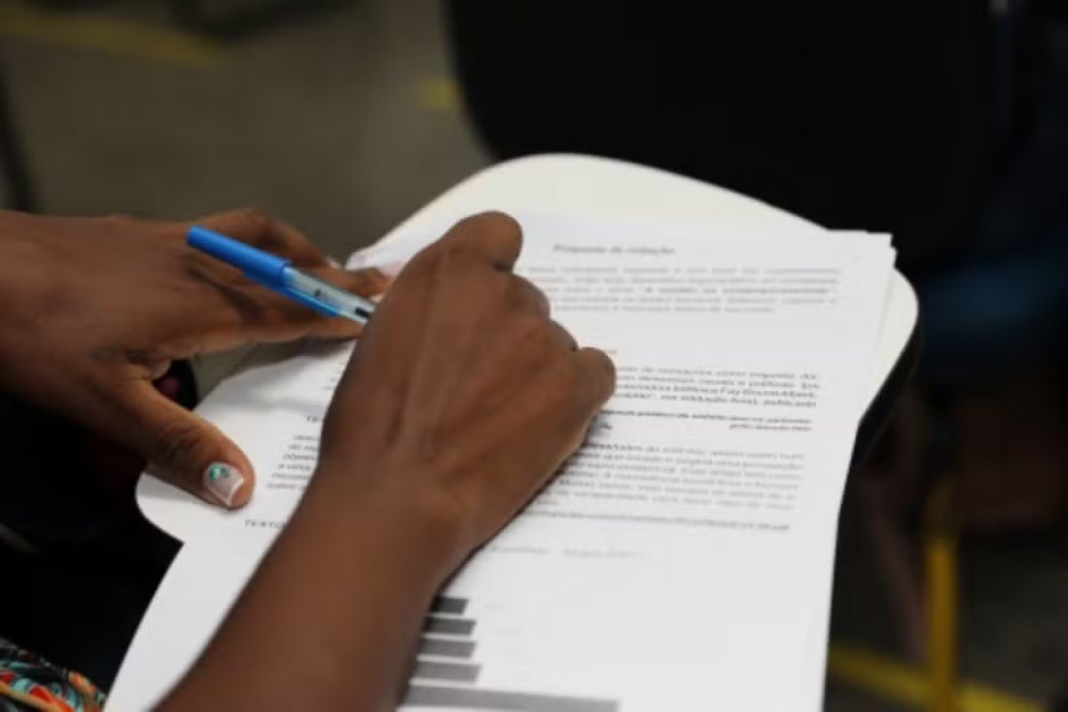 Inscrições para jovens, adultos e idosos que querem concluir o ensino fundamental ou médio são abertas pela SEC