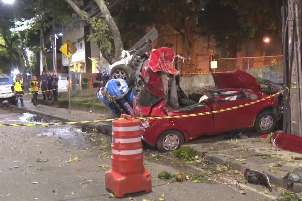 Carro e viatura capotam em perseguição e deixa 4 mortos no Rio de Janeiro 