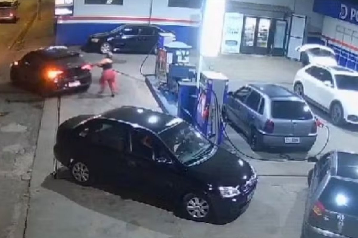 Frentista esquece mangueira no tanque de carro e acaba arrastada em Mar de Espanha 