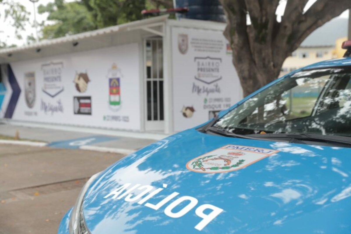 Adolescente mata os pais após ser impedido de faltar aula e avisa PM no Rio