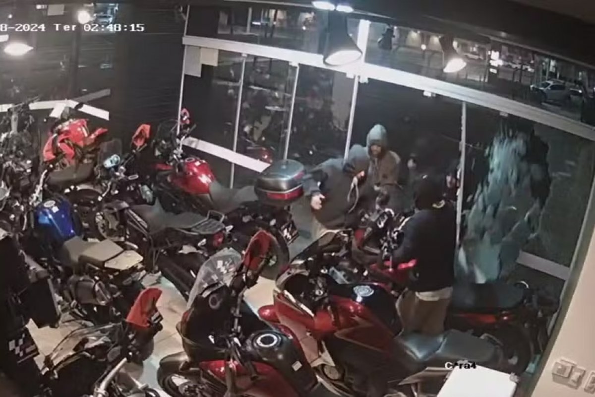 Grupo invade loja e furta motos em SC