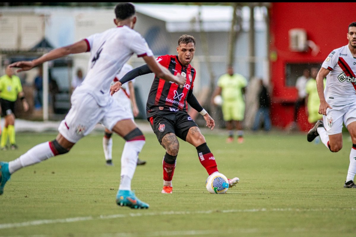 Vitória perde para o Atlético-GO no Barradão e se afunda na zona de rebaixamento 