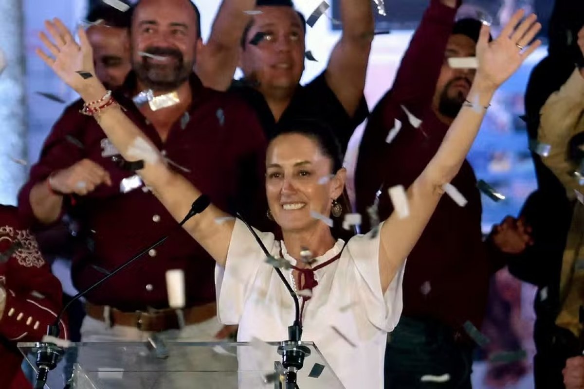 Claudia Sheinbaum é eleita primeira mulher presidente na história no México 
