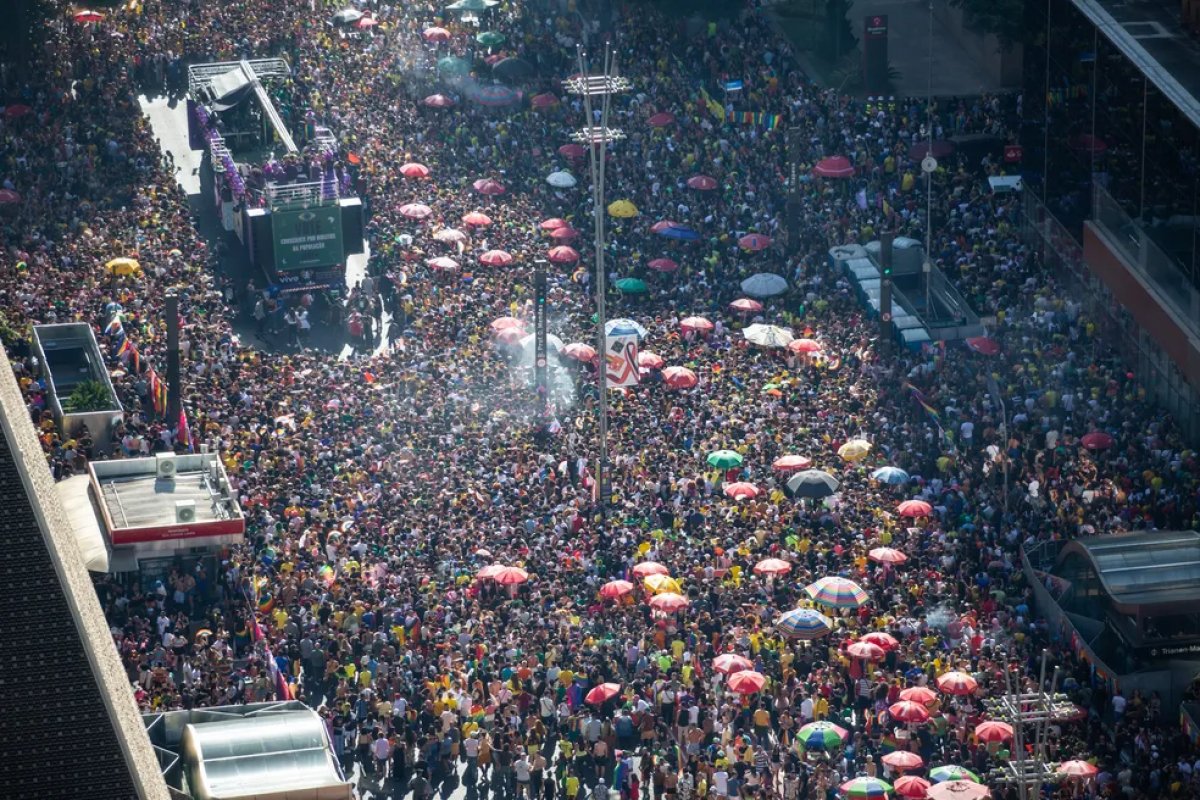 Trio é preso durante parada LGBT+, em SP, após serem pegos com dez celulares furtados