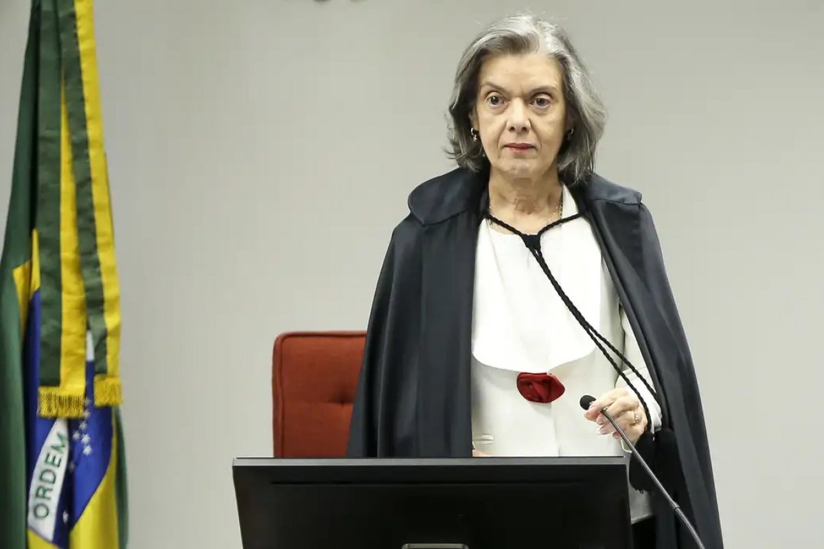 Cármen Lúcia assume a presidência do TSE