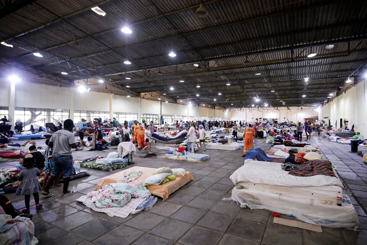Cinco centros de acolhimento serão instalados em Porto Alegre e Canoas para auxiliar vítimas das enchentes no RS