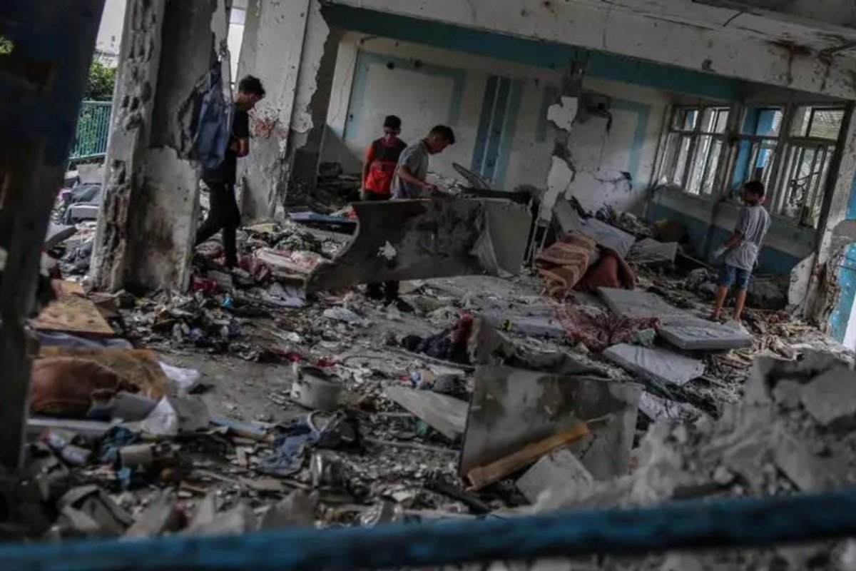 Israel bombardeia escola de agência da ONU em Gaza que abriga palestinos e deixa dezenas de mortos