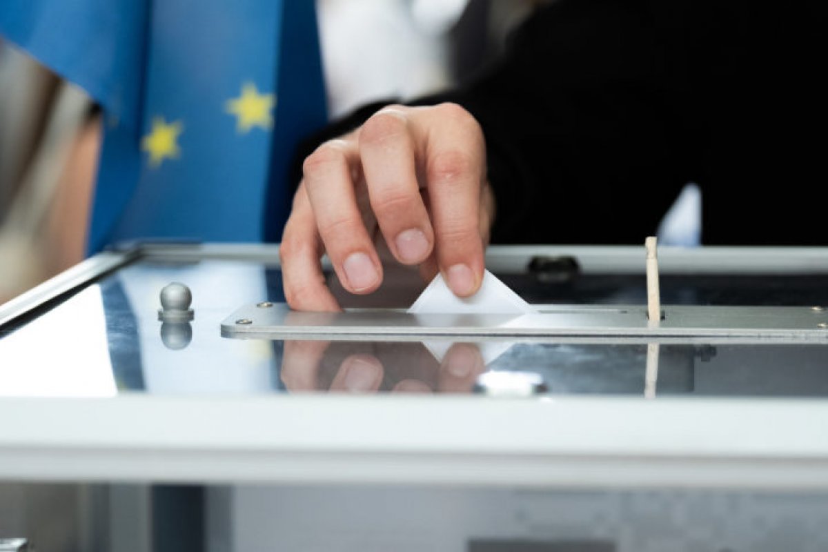 Eleições para o Parlamento Europeu começam nesta quinta; pesquisas indicam tendência de crescimento da extrema-direita