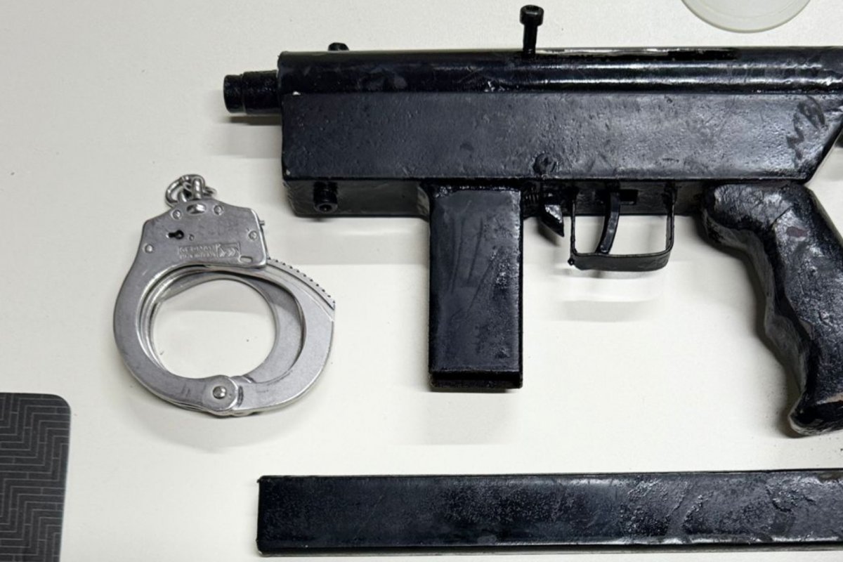 Homem é preso por posse ilegal de submetralhadora no sudoeste da Bahia; arma estava enterrada em quintal 