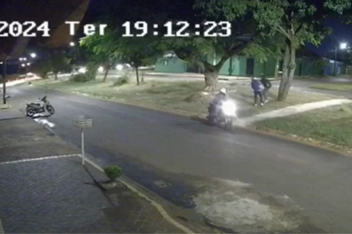 Mulher tenta fugir de assalto, mas é agredida em MG; vídeo registrou a ação