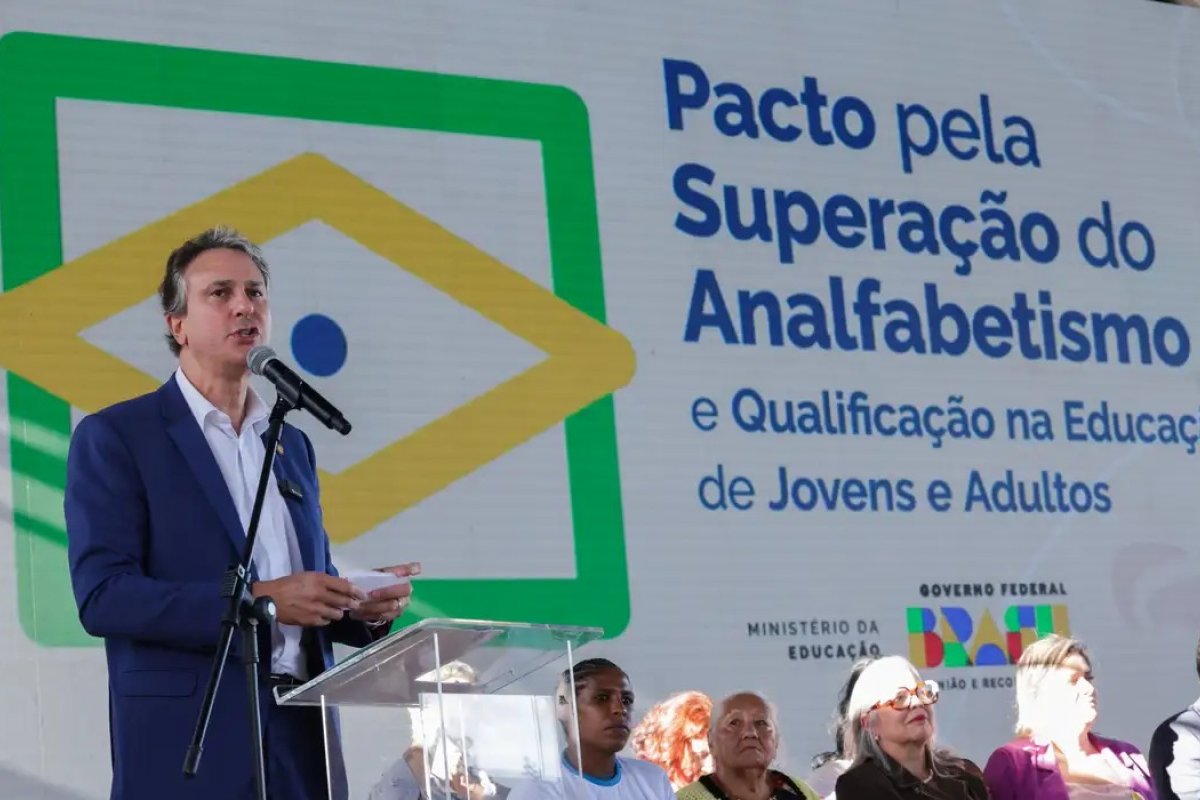 Governo Lula lança pacto para alfabetizar brasileiros com mais de 15 anos