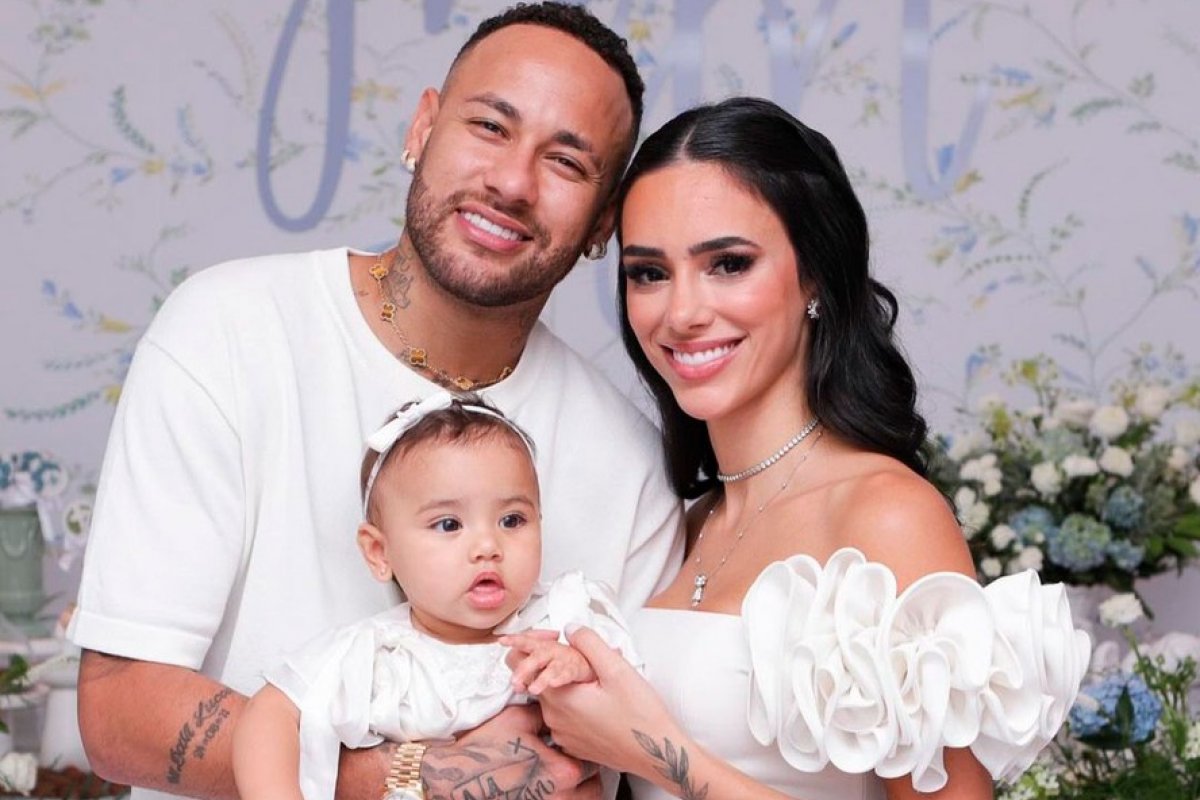 Papai coruja: Neymar compartilha fotos inéditas do batizado da filha! 