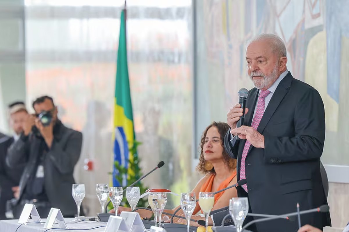 Lula anuncia R$ 5,5 bilhões em investimentos nas instituições federais durante reunião com reitores 