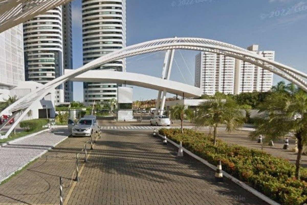 Mulher pula de quinto andar de prédio para fugir de agressões de companheiro 