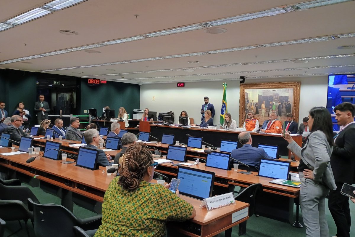 Vídeo: Sessão da CCJ com Paulo Pimenta é marcada por ataques e acusações 