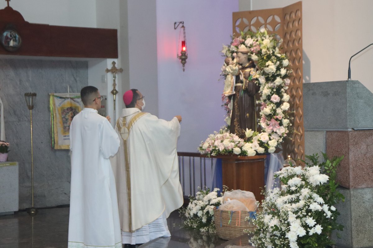 Missas, procissão e apresentação musical marcam  festa litúrgica de Santo Antônio no Santuário Santa Dulce dos Pobres! 