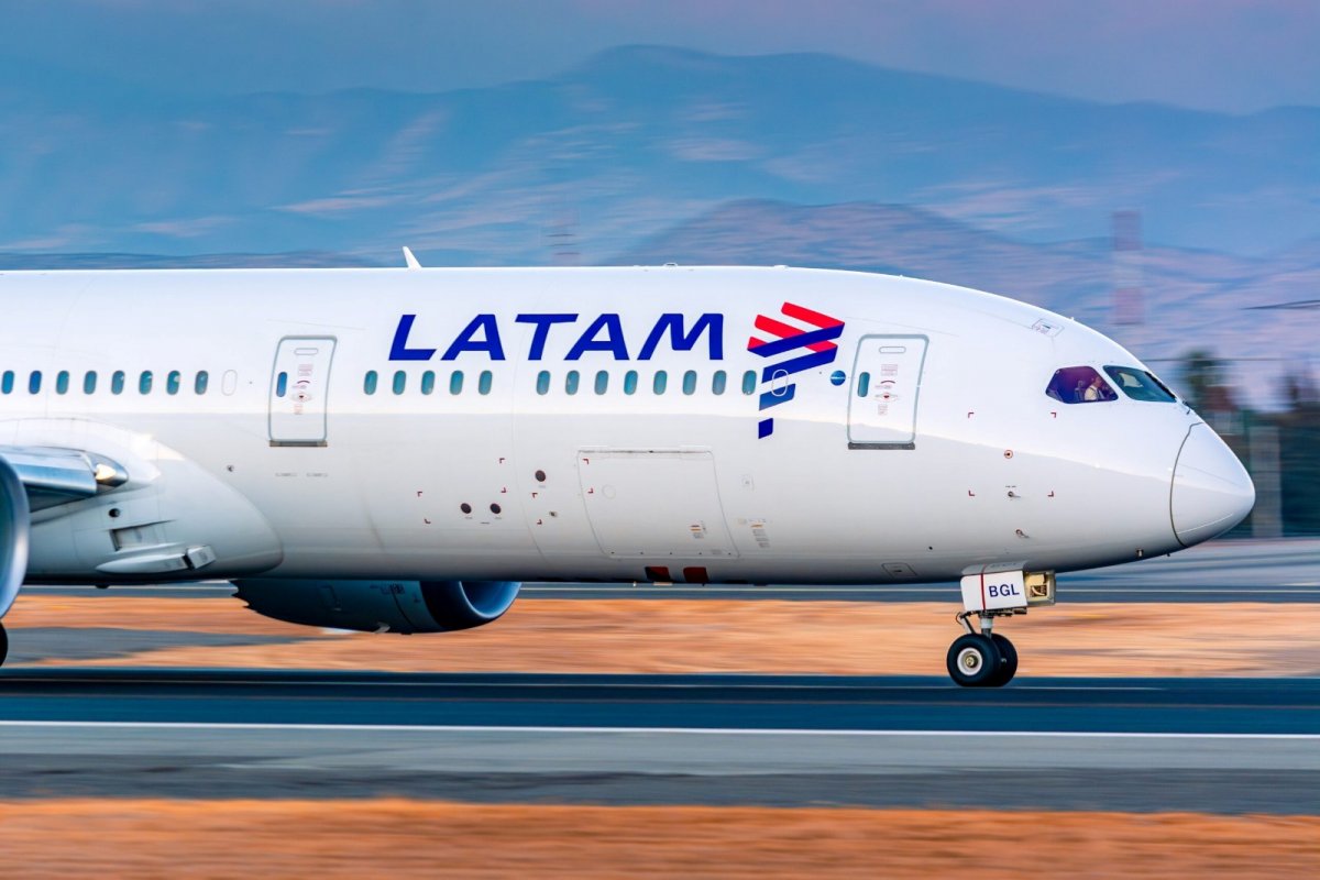 Voos da Latam em Salvador são cancelados após colisão com pássaros 