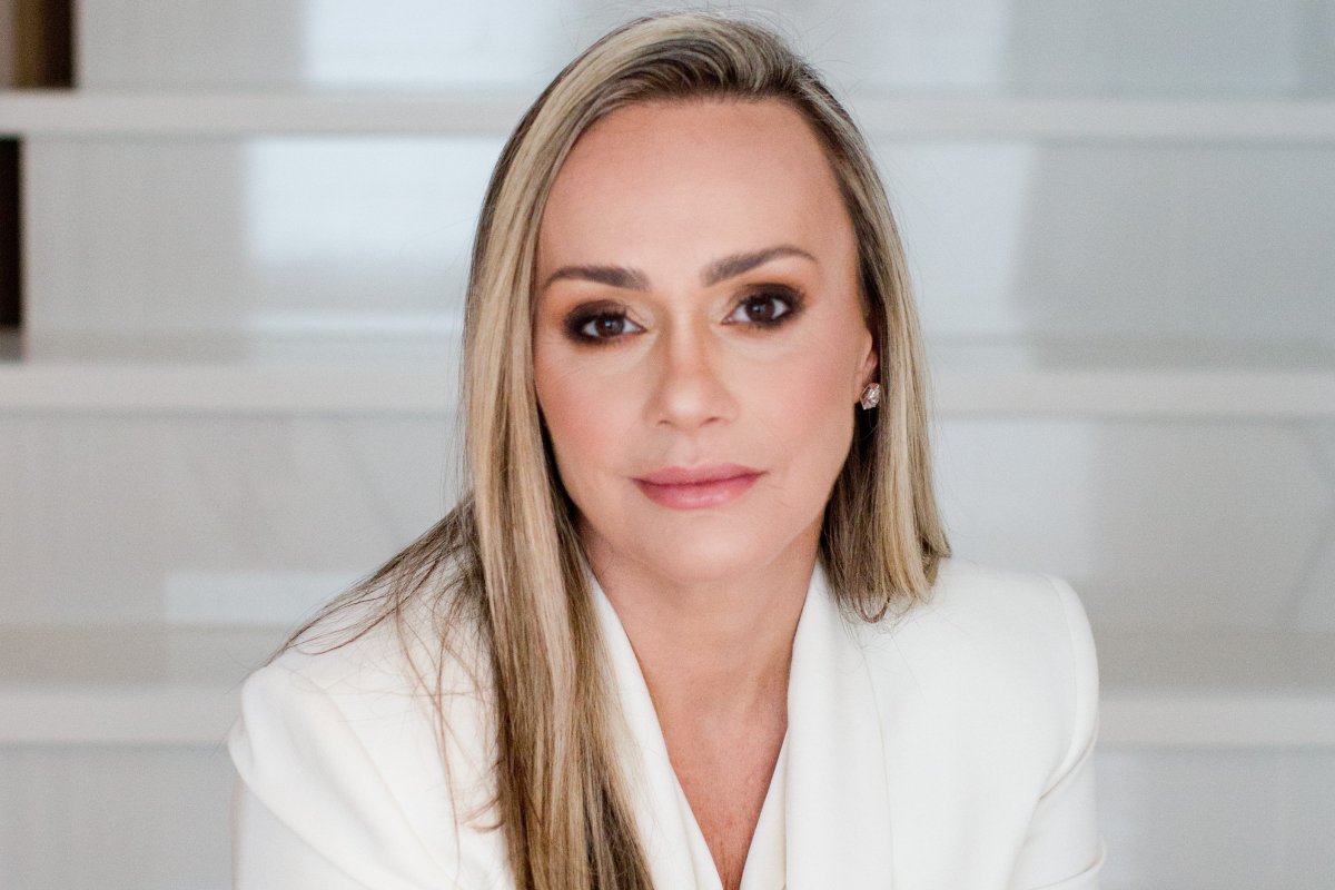 Brasileira Carol Medeiros aparece mais uma vez no ranking de melhores corretores de imóveis dos EUA! 